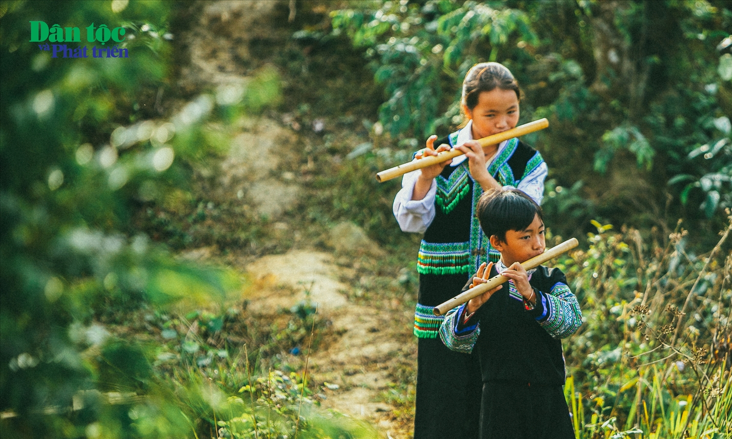 Ngoài việc học các kĩ năng sống hay ngôn ngữ, các bạn học sinh tại lớp học còn được làm quen với các nhạc cụ Dân tộc truyền thống