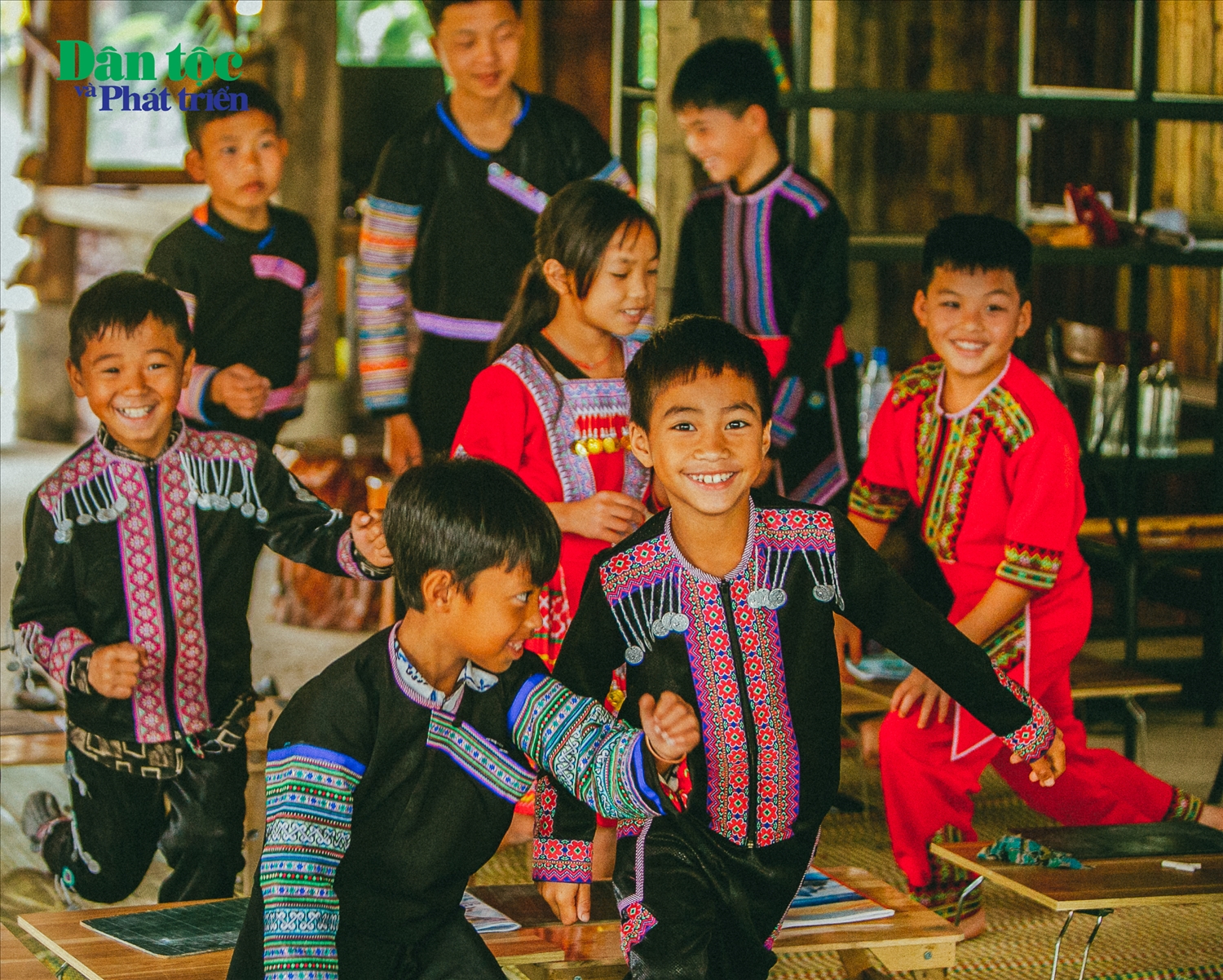 Các bạn học sinh dân tộc Mông của xã Suối Giàng tại lớp học 