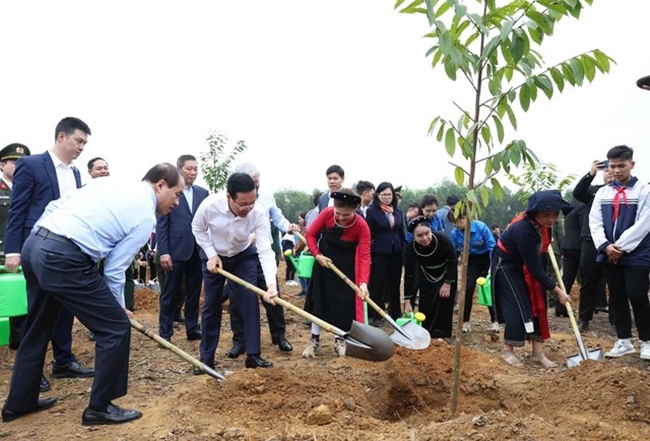 Chủ tịch nước Võ Văn Thưởng và các đại biểu tham gia trồng cây tại Lễ phát động Tết trồng cây “Đời đời nhớ ơn Bác Hồ” Xuân Giáp Thìn 2024. (Ảnh: TTXVN)