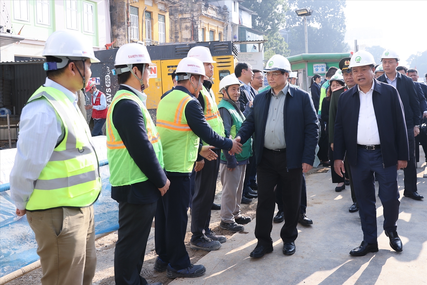 Thủ tướng Phạm Minh Chính thăm, tặng quà người lao động làm việc xuyên Tết trên công trường nhà ga ngầm S12, tuyến đường sắt đô thị số 3 Hà Nội (Nhổn-ga Hà Nội) - Ảnh: VGP/Nhật Bắc