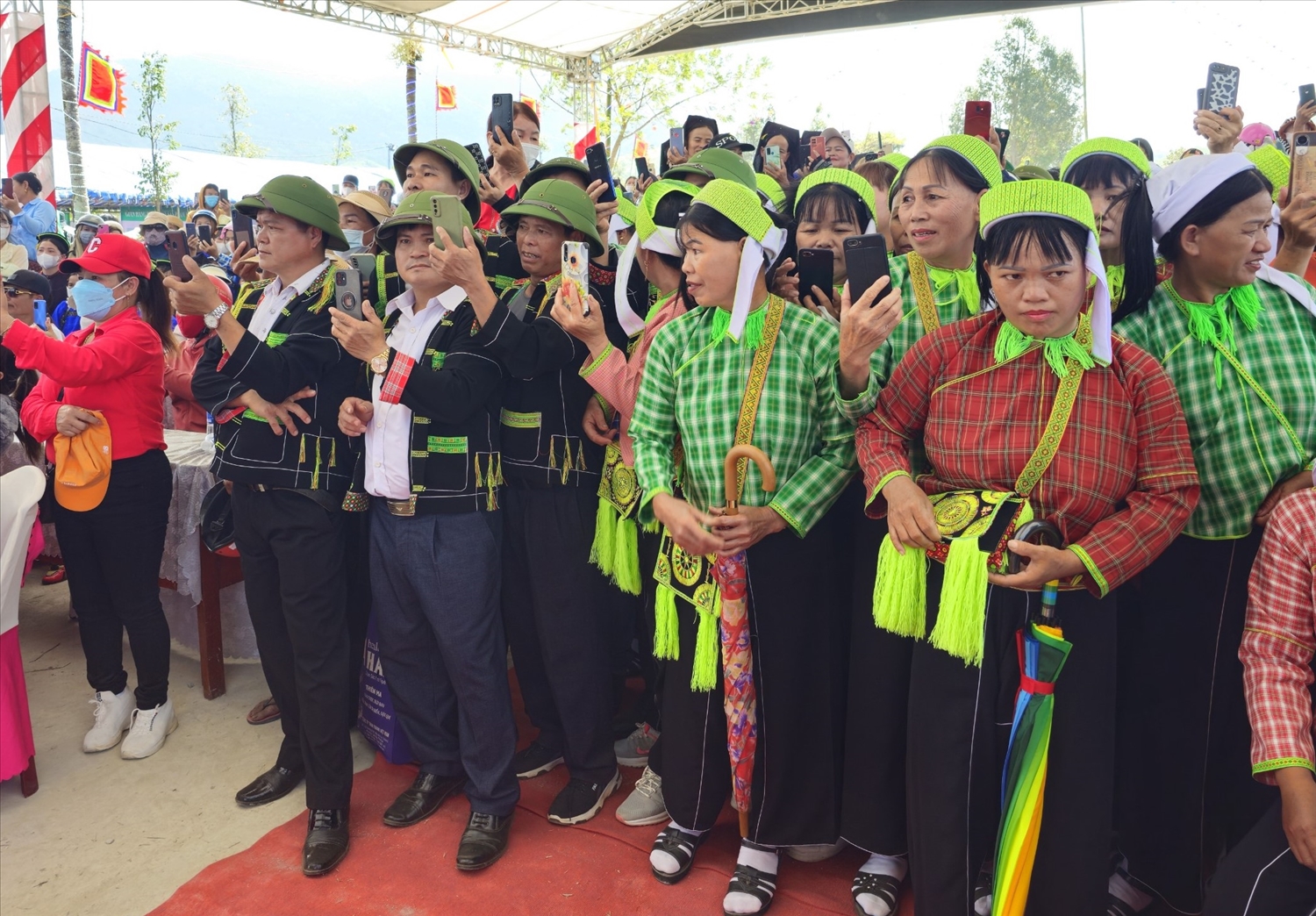 Từ sáng sớm, đồng bào các dân tộc trên địa bàn huyện Ea Kar mặc trang phục truyền thống đến Ngày hội