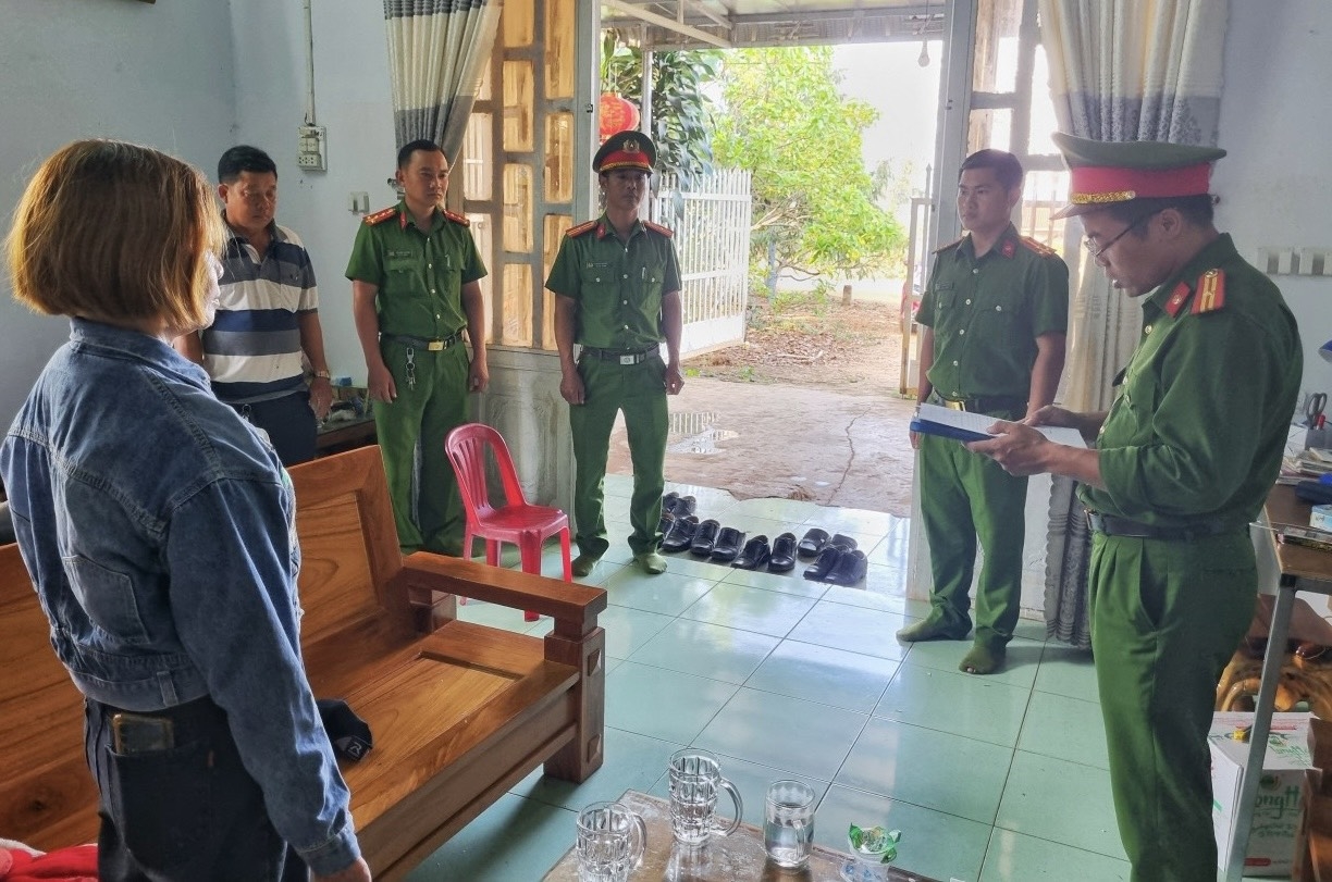 Cơ quan CSĐT Công an huyện Đắk Glong tống đạt các quyết định tố tụng đối với Trần Thị Đoàn