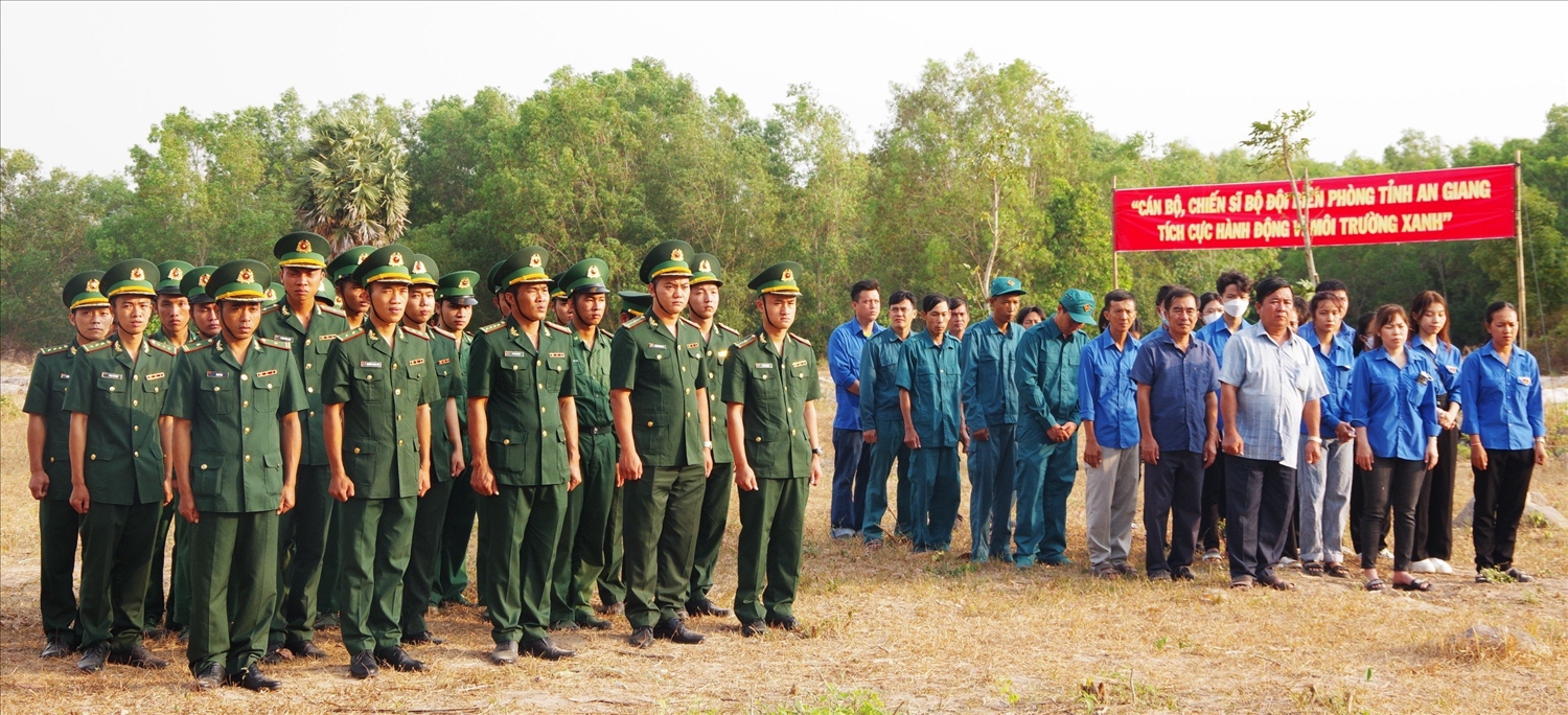 Cán bộ, chiến sĩ BĐBP tỉnh An Giang cùng Nhân dân tham dự lễ phát động "Tết trồng cây, đời đời nhớ ơn Bác Hồ" năm 2024