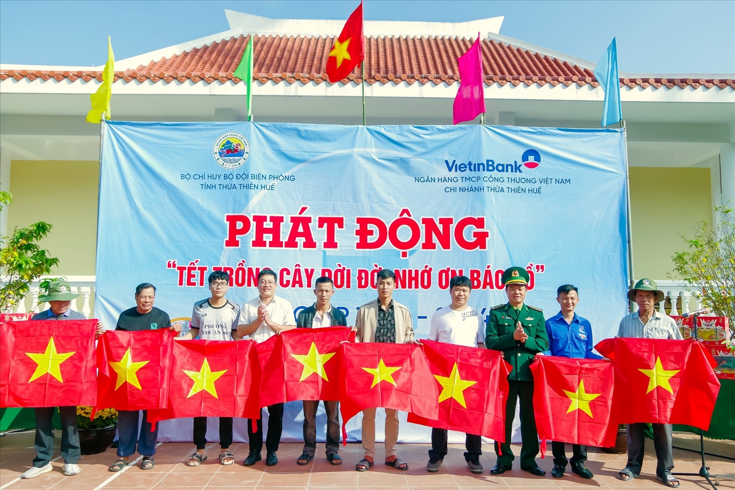 Đại diện BĐBP tỉnh Thừa Thiên Huế và Tỉnh đoàn trao tặng cờ Tổ quốc cho ngư dân