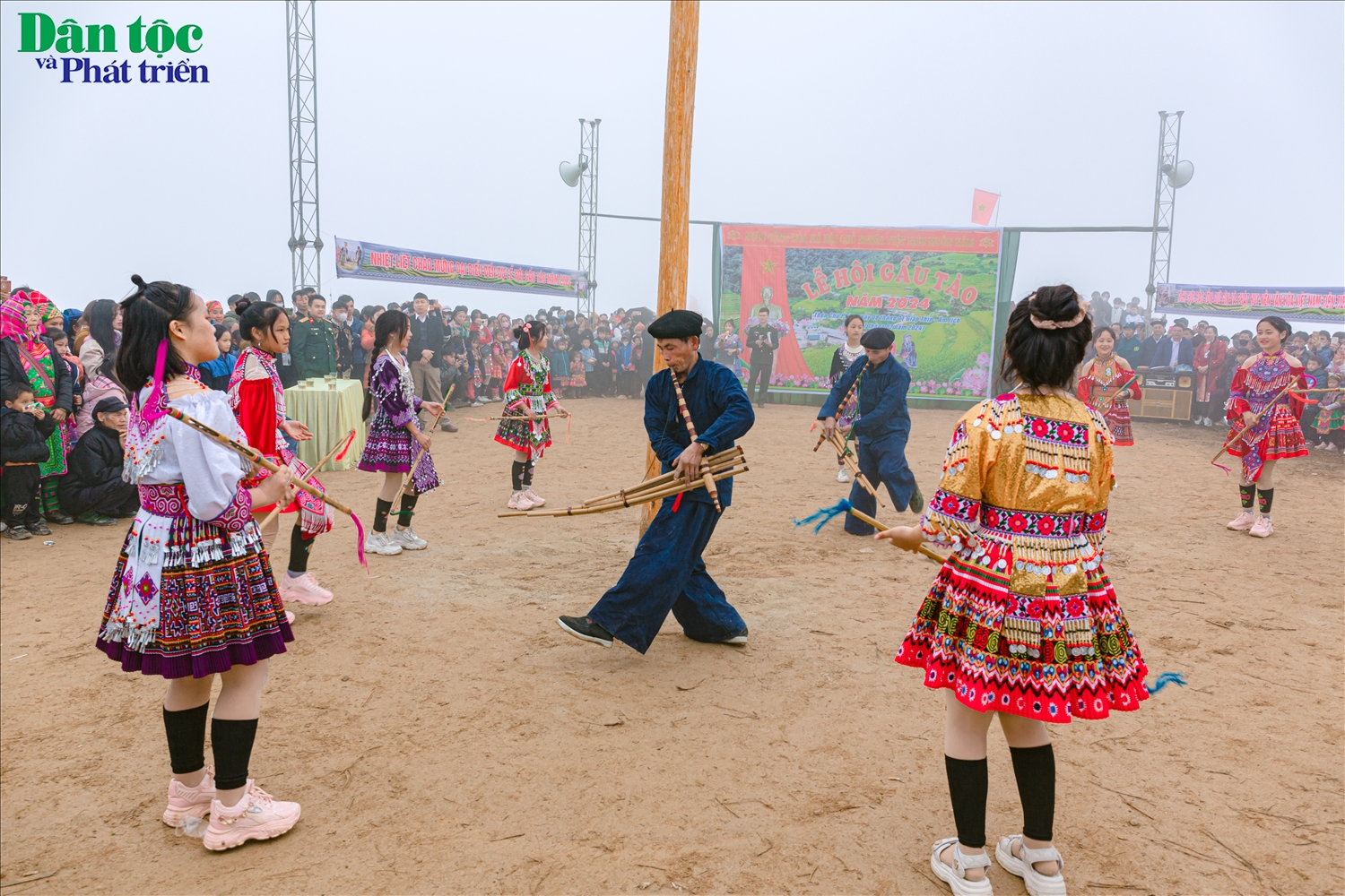Sau nghi thức dựng cây nêu, đến phần hội, các chàng trai cô gái, người già trẻ nhỏ bản Mông cùng nắm tay nhau múa vòng theo nhịp khèn. Trong văn hóa của người Mông, tiếng khèn thể hiện tâm linh, tín ngưỡng truyền thống, là vật linh thiêng trong các nghi lễ, lễ hội của người Mông.
