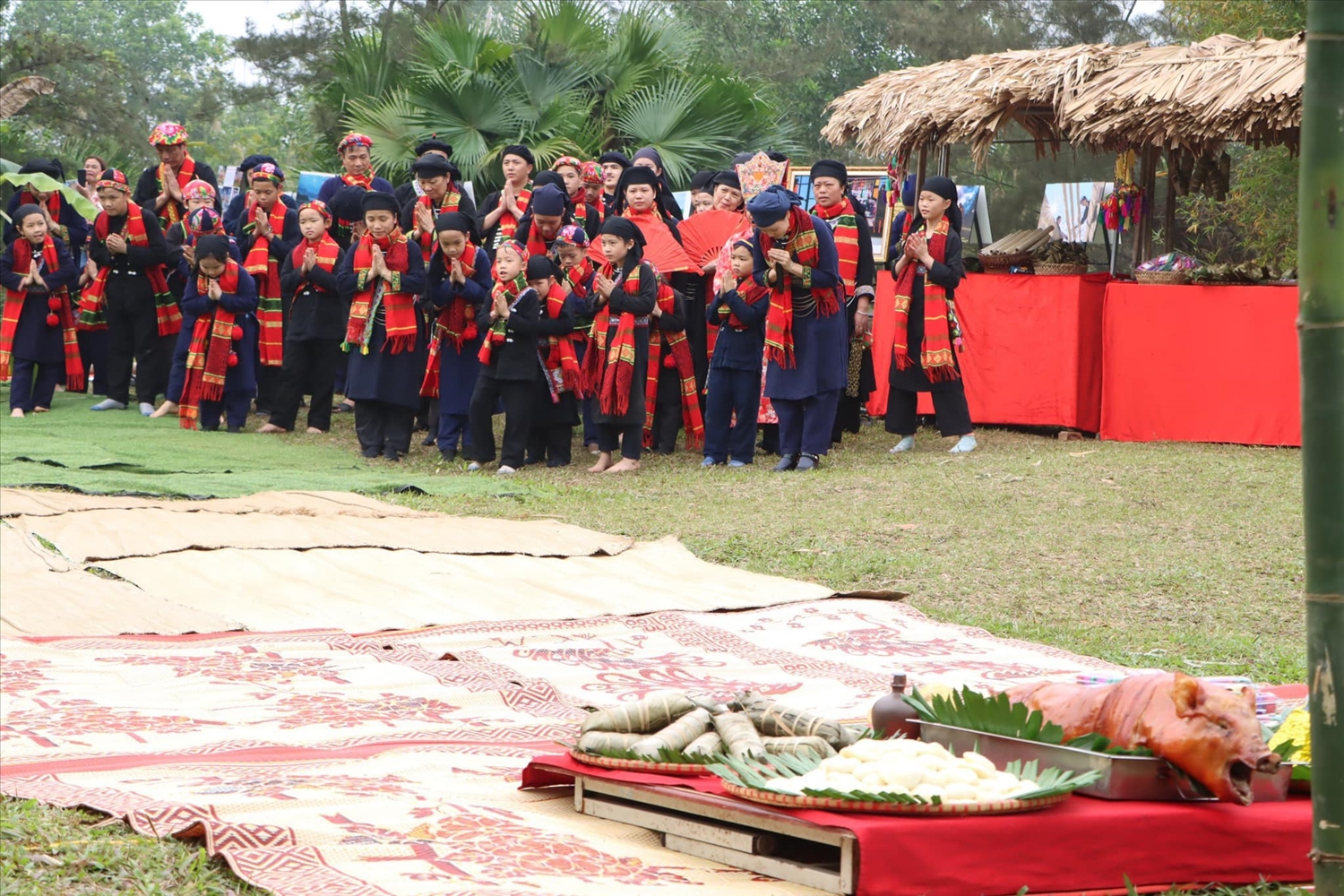 Lễ hội Lồng tồng của đồng bào Tày, Nùng được tái hiện tại Làng Văn hóa, du lịch các dân tộc Việt Nam thu hút đông đảo du khách thăm quan, trải nghiệm