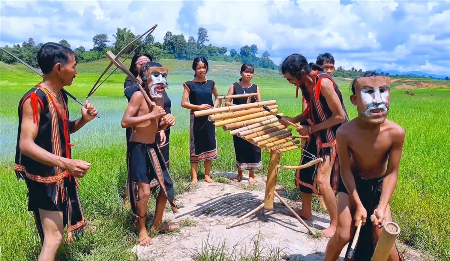 Nghệ nhân A Thuih đánh đàn t’rưng trong lễ hội của làng.