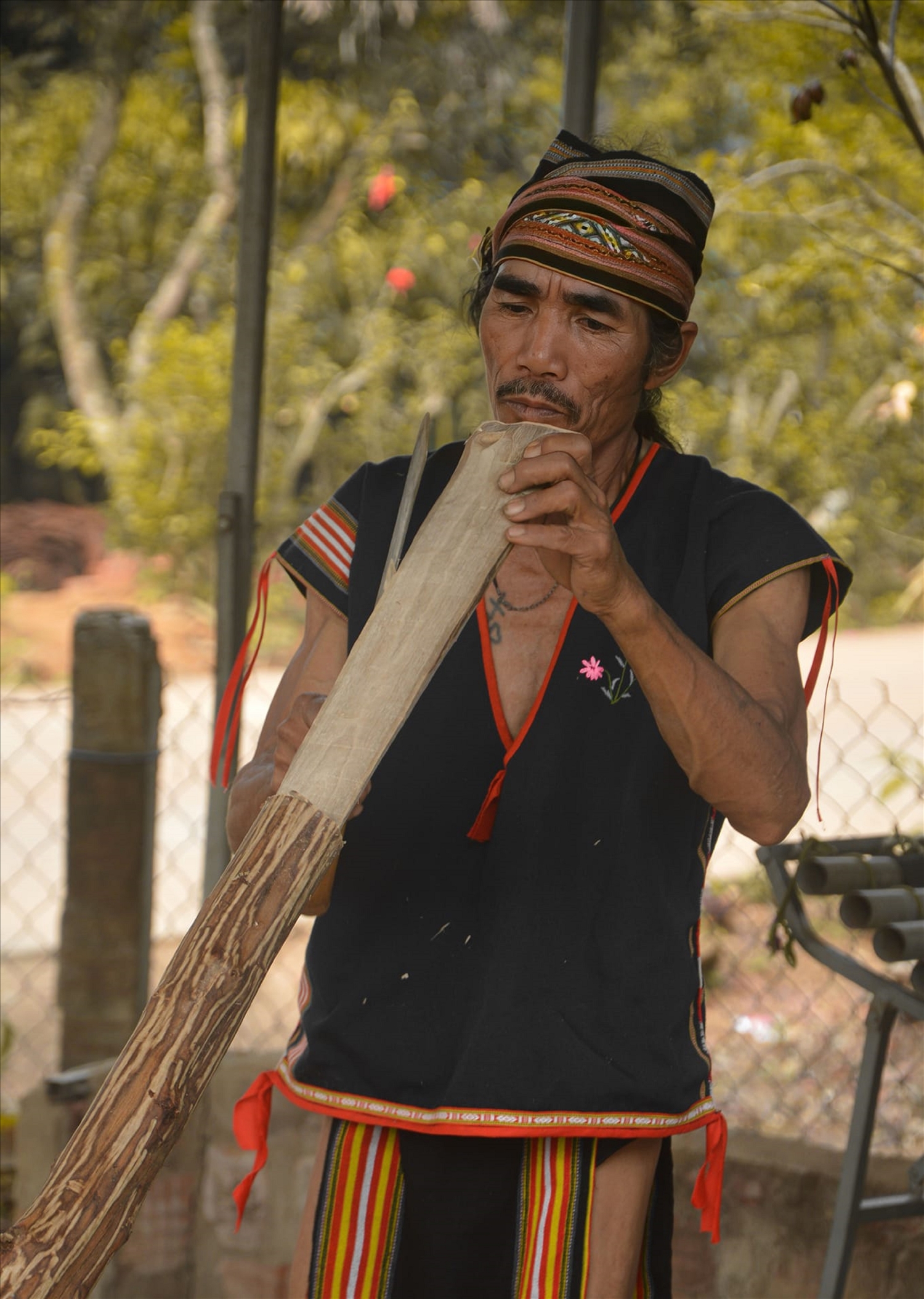 Nghệ nhân A Thuih luôn đau đáu với việc gìn giữ văn hóa người Rơ Ngao ở làng mình.