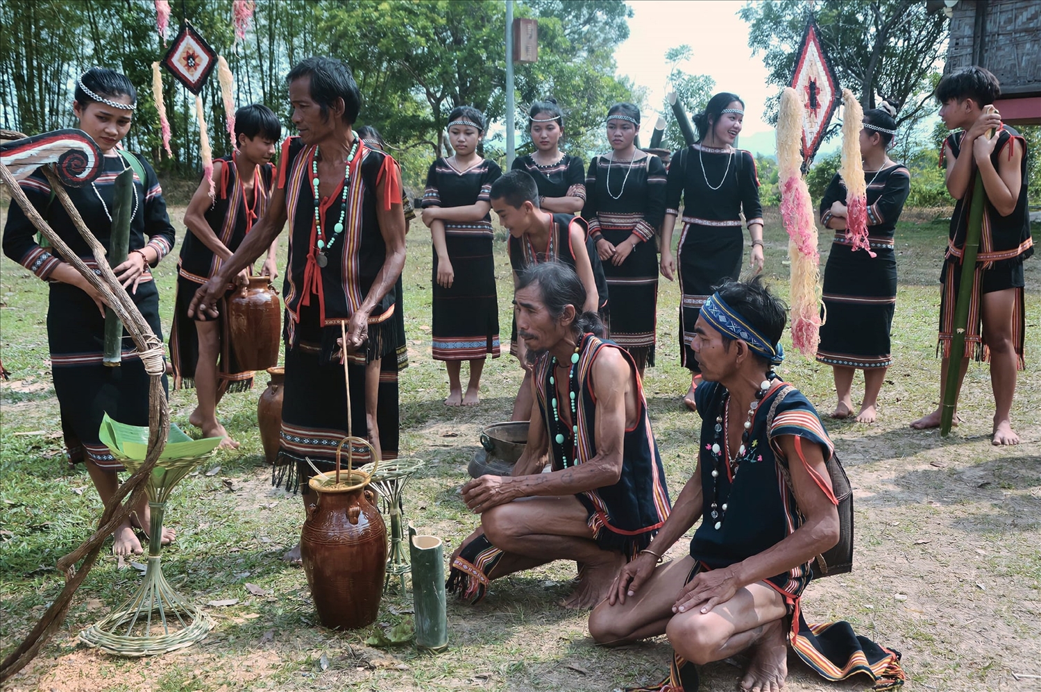 Nghệ nhân A Thuih cùng người làng cúng giọt nước đầu năm theo phong tục của dân tộc.