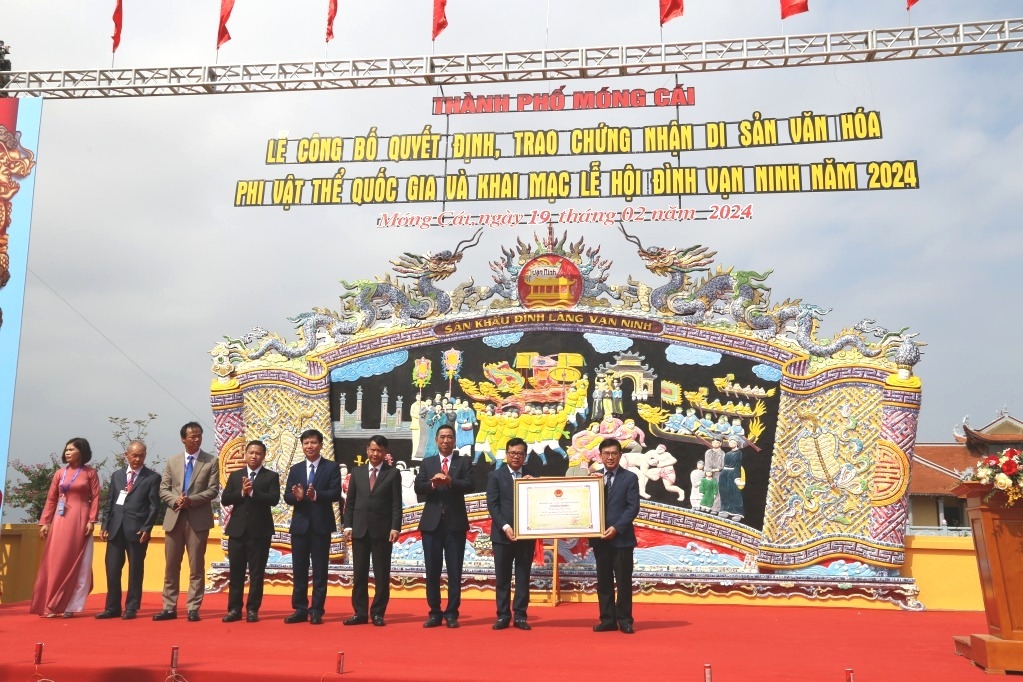 Phó Cục trưởng Cục Di sản (Bộ Văn hóa Thể thao và Du lịch) Nông Quốc Thành trao Chứng nhận công nhận Danh mục Di sản văn hóa phi vật thể quốc gia Lễ hội đình Vạn Ninh cho lãnh đạo TP Móng Cái