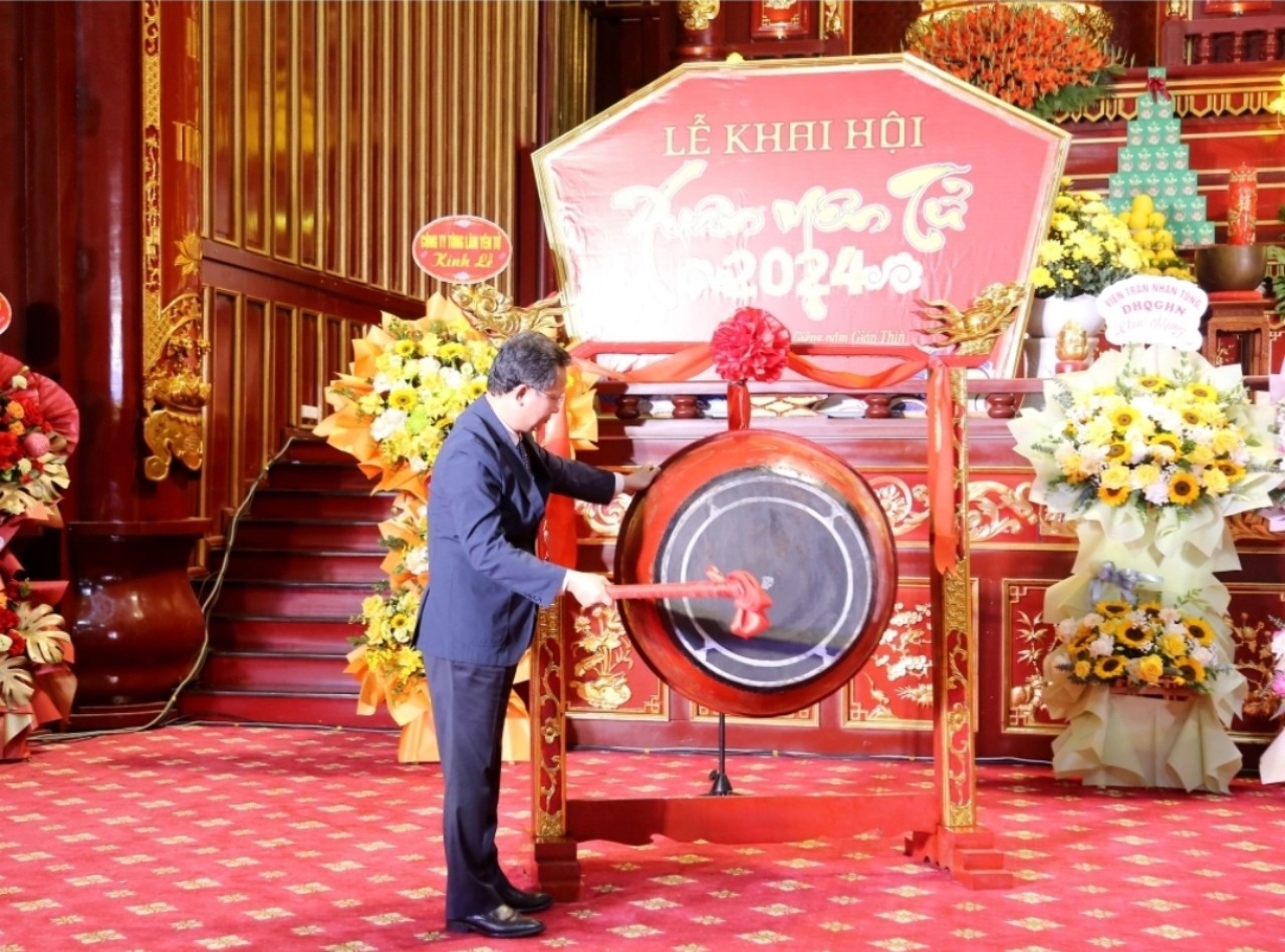 Chủ tịch UBND tỉnh Quảng Ninh Cao Tường Huy đánh trống khai hội xuân Yên Tử 2024