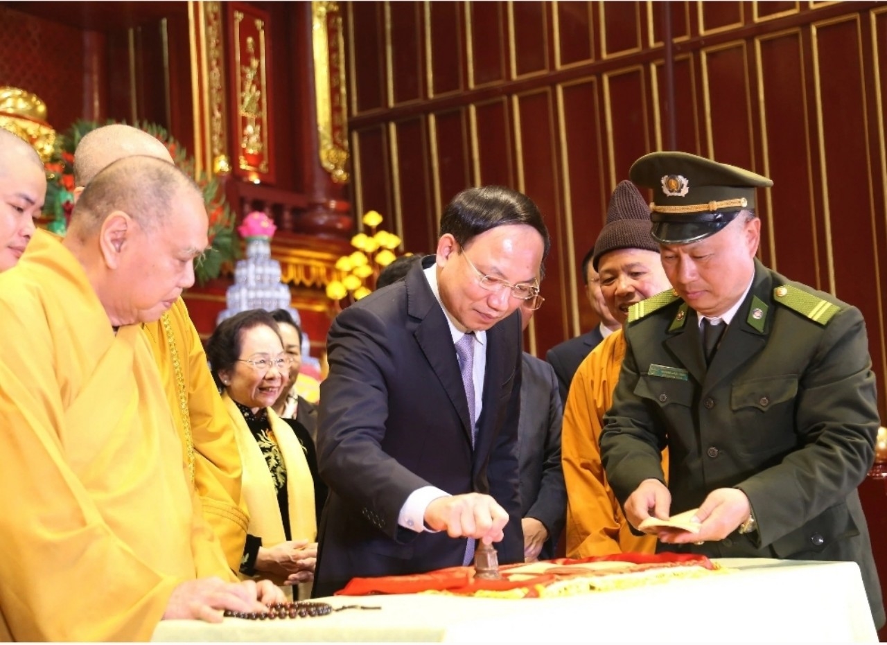 Lãnh đạo tỉnh Quảng Ninh và các đại biểu làm lễ đóng dấu thiêng Yên Tử