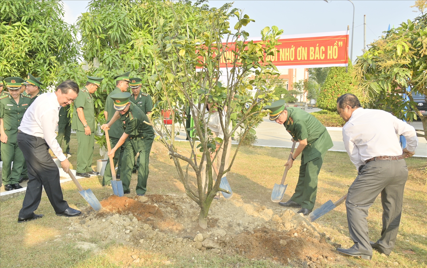 Lãnh đạo Bộ đội Biên phòng tỉnh Kiên Giang và chính quyền địa phương huyện Hòn Đất tiến hành trồng cây sau lễ phát động