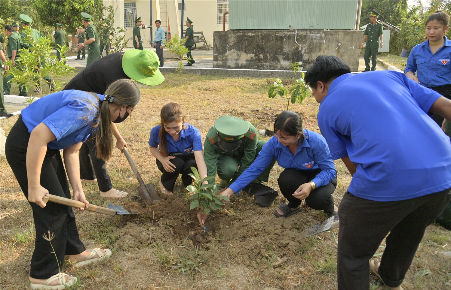 Cán bộ, chiến sĩ Bộ đội Biên phòng tỉnh Kiên giang và quần chúng Nhân dân hưởng ứng Tết trồng cây