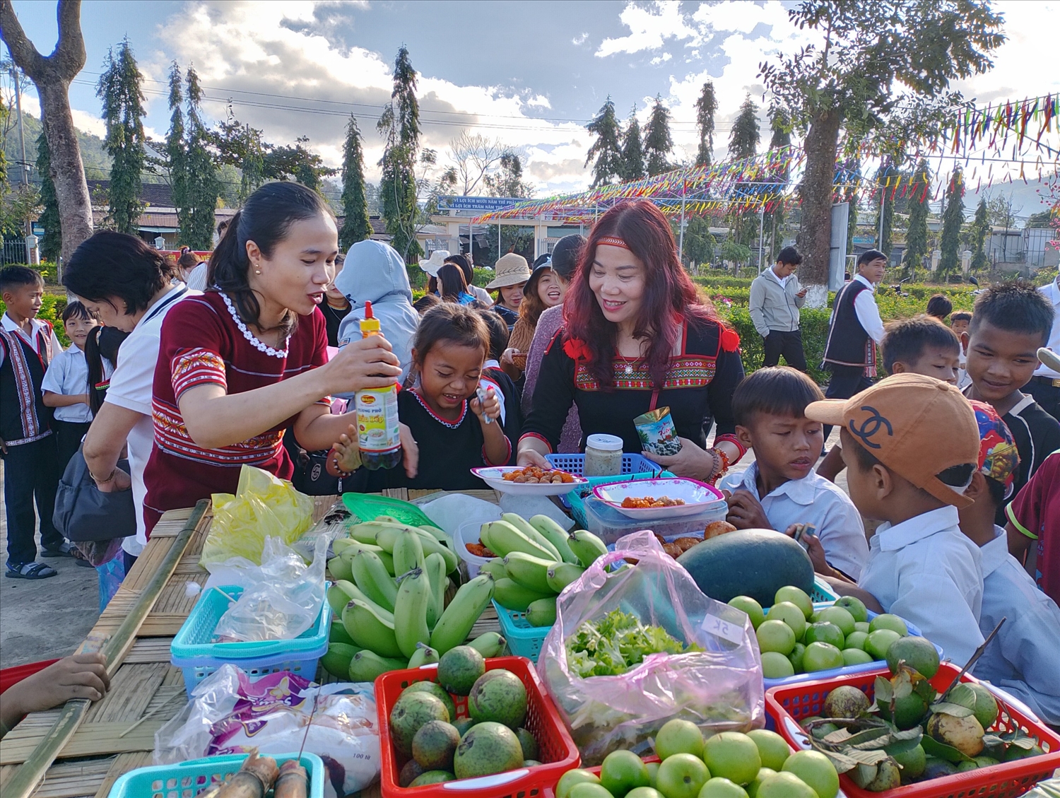 Các em học sinh Trường Tiểu học xã Đăk Pxi, huyện Đăk Hà tham gia hoạt động bán những sản phẩm của địa phương