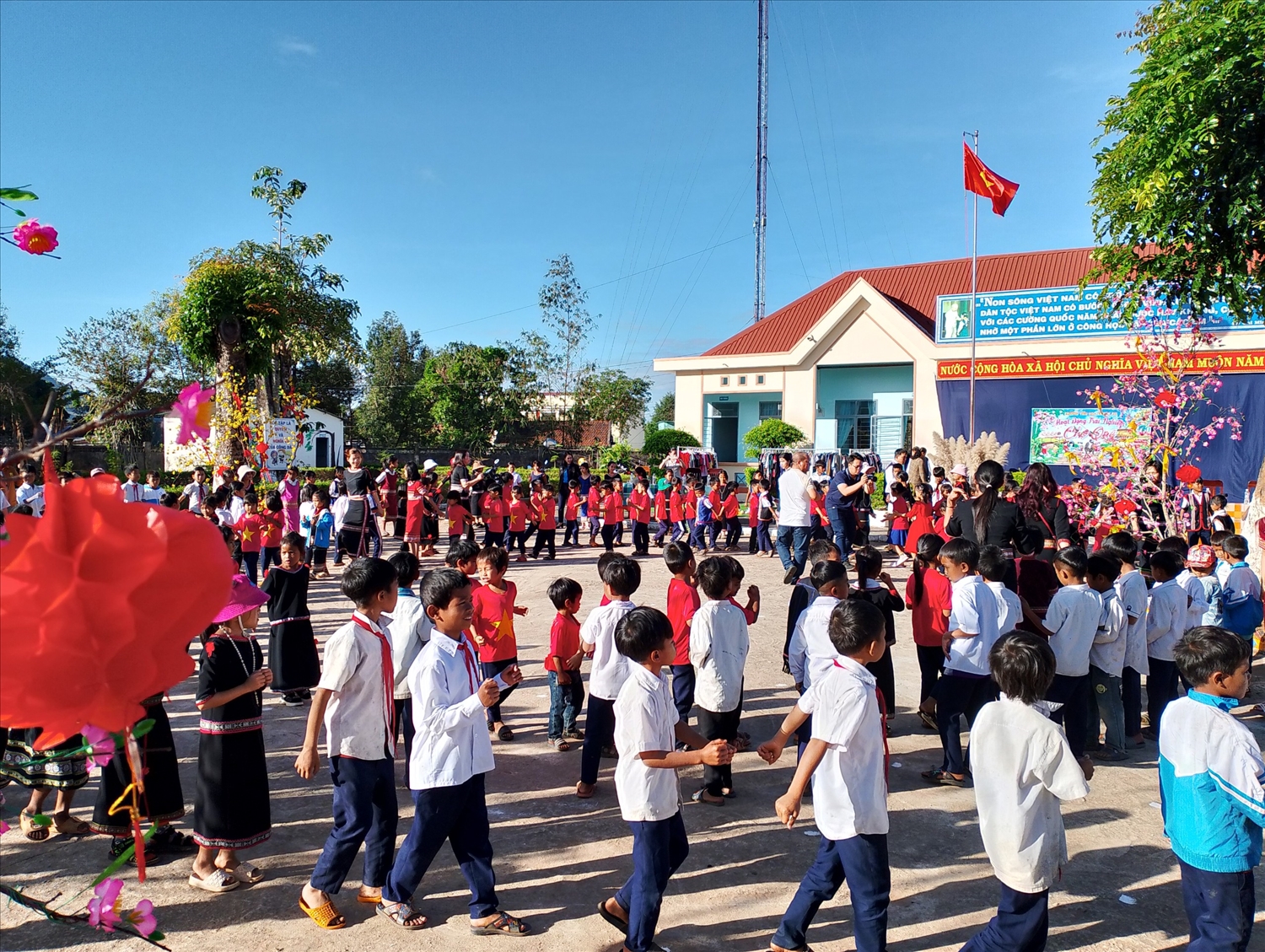 Các em học sinh Trường Tiểu học xã Đăk Pxi tham gia các hoạt động trải nghiệm về Tết cổ truyền của dân tộc