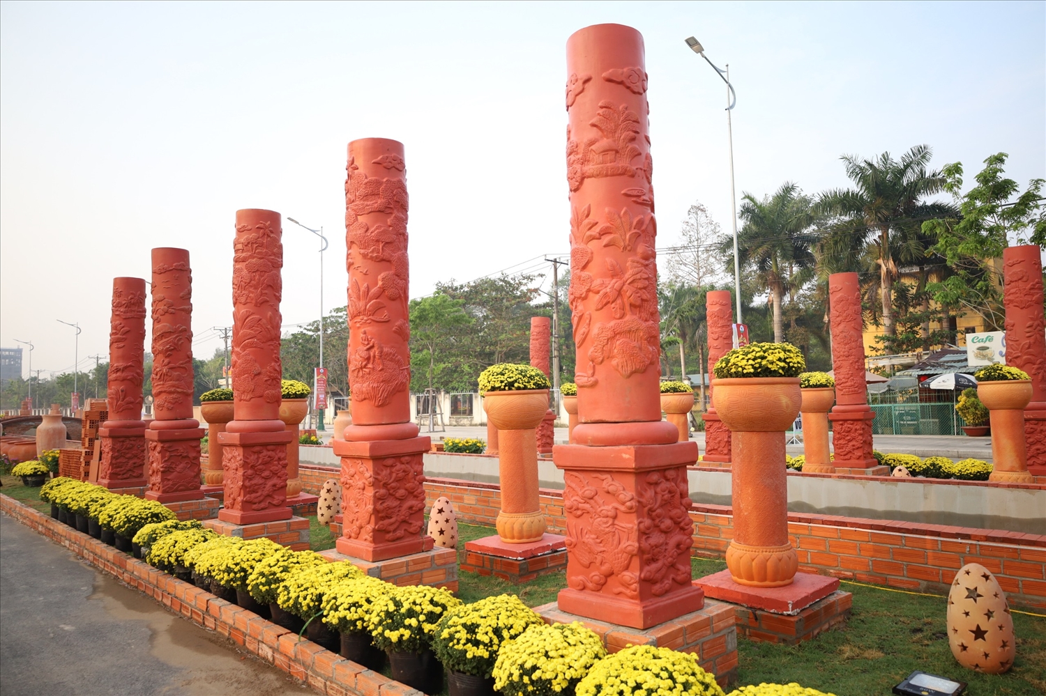 Đường gốm và hoa dài 700m, rộng hơn 9m, sử dụng trên 2.000 sản phẩm gốm đỏ các loại của địa phương sản xuất, trải dài từ cổng chào đến khu hành chính tỉnh.