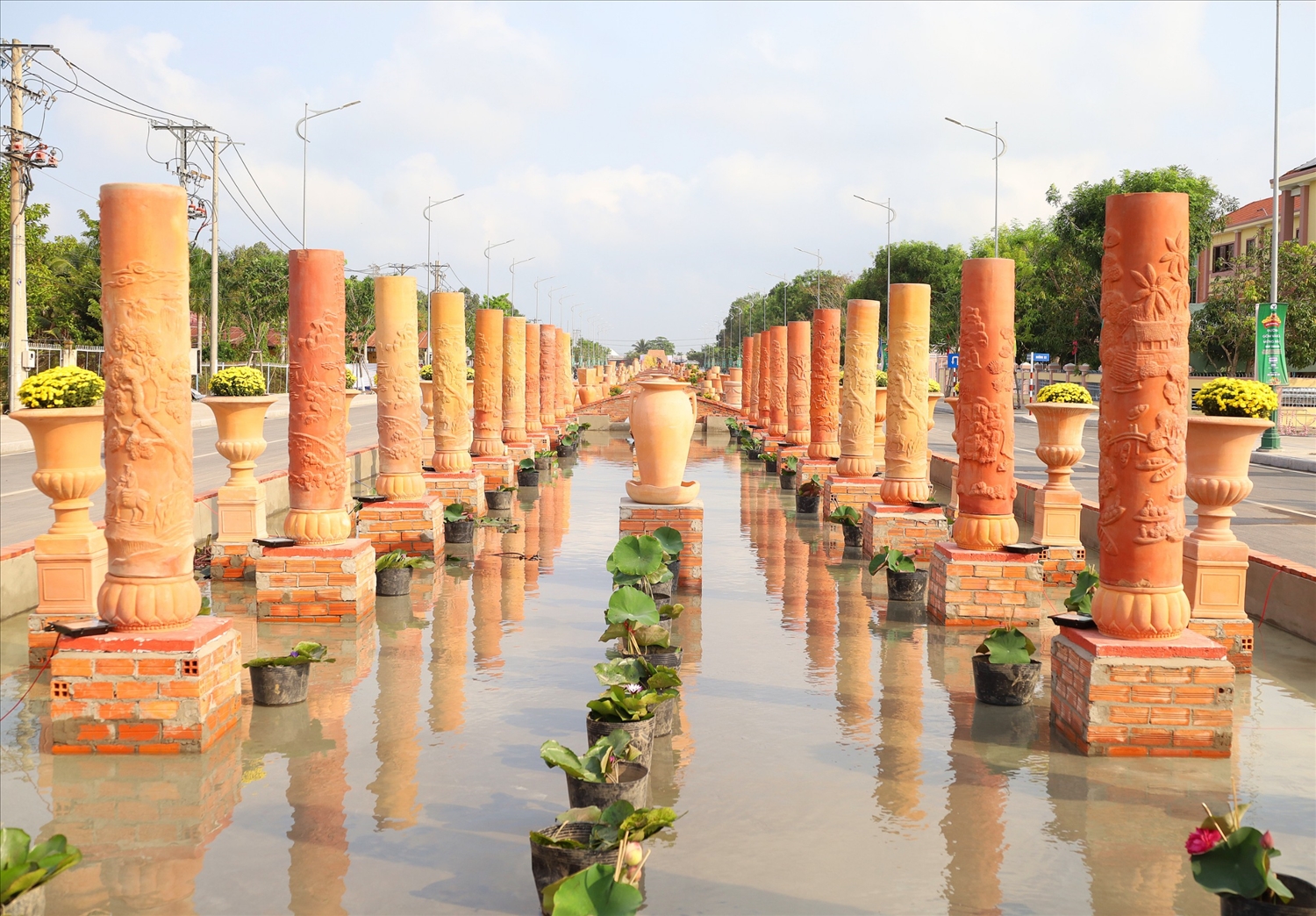 (Tin ảnh) Lung linh con đường gốm đỏ và hoa ở Vĩnh Long vừa xác kỷ lục Việt Nam 1