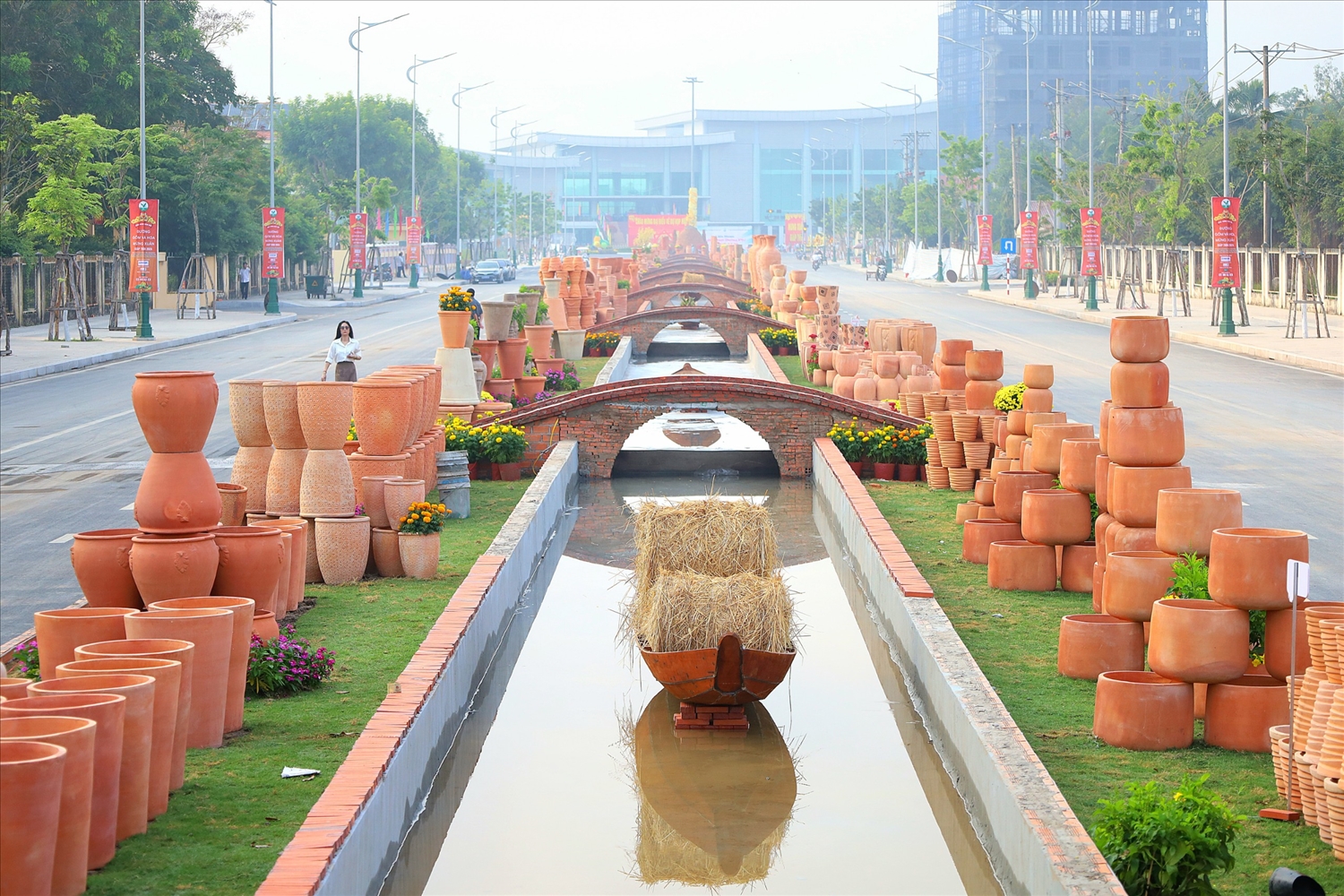 Đường gốm và hoa mừng Xuân Giáp Thìn năm 2024 được thực hiện tại đoạn tiếp giáp đường Phạm Hùng - Võ Văn Kiệt, thành phố Vĩnh Long, tỉnh Vĩnh Long.
