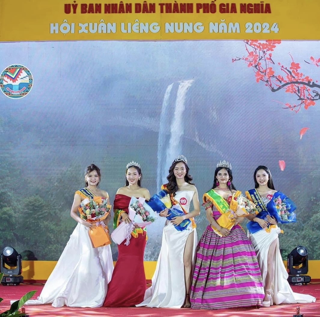 Các nữ sinh giành giải cao nhất trong Cuộc thi Hoa khôi