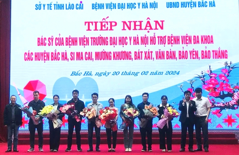 Giám đốc Bệnh viện Đại học Y Hà Nội trao quyết định phân công các bác sĩ về hỗ trợ các huyện trên đại bàn tỉnh Lào Cai