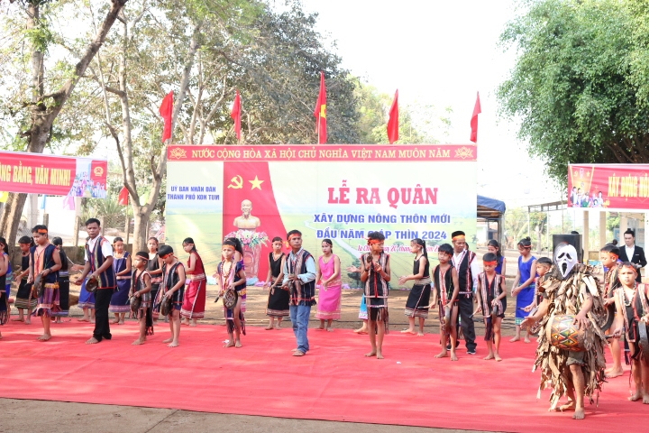 Đồng bào Gia Rai ở thôn Plei Lay, xã Ia Chim, Tp. Kon Tum trình diễn cồng chiêng chào mừng lễ ra quân đầu năm