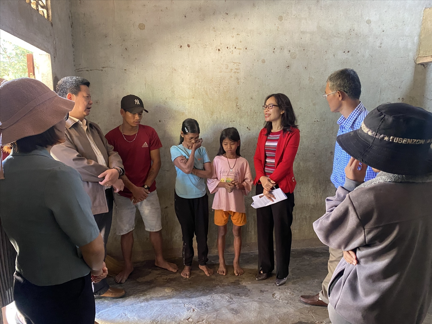 Lãnh đạo Sở LĐ-TB&XH tỉnh và UBND huyện Đăk Hà thăm hỏi, động viên người thân của lao động Y Nghen