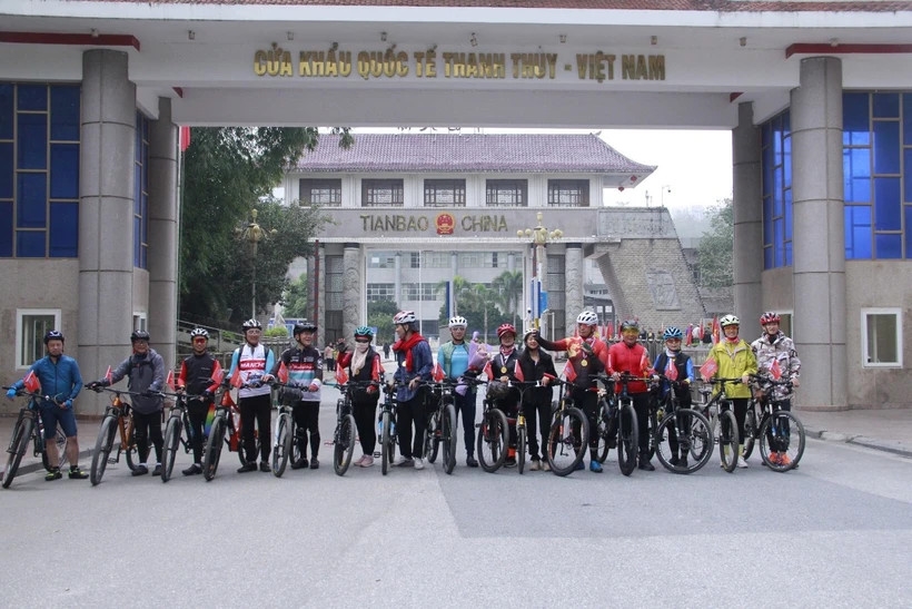 Du khách tham gia tour xe đạp “Một hành trình - Hai quốc gia” dừng chân ở cửa khẩu Thanh Thủy