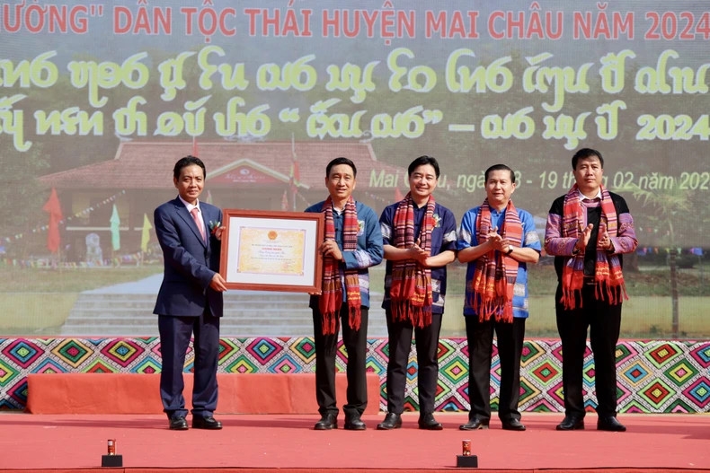 Tin: Hòa Bình đón nhận Di sản văn hóa phi vật thể Quốc gia Keng Loóng và mở hội “Xên Mường” 3