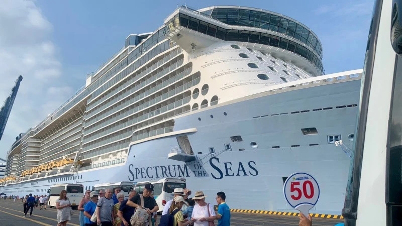 Tàu biển quốc tế Spectrum of the Seas chở hơn 4.000 du khách đa quốc tịch