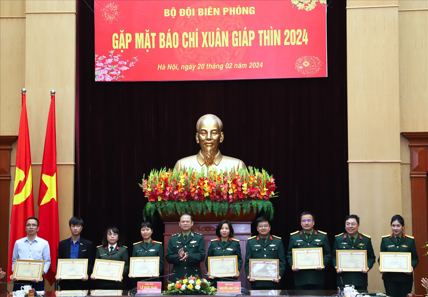 Lãnh đạo Bộ Tư lệnh Bộ đội Biên phòng trao tặng Bằng khen cho các cơ quan báo chí, phóng viên có thành tích tiêu biểu trong công tác tuyên truyền về Bộ đội Biên phòng trong năm 2023
