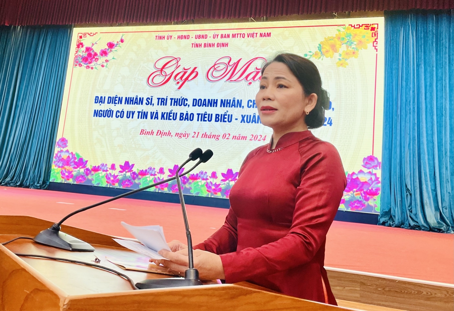 Bà Nguyễn Thị Phong Vũ – Trưởng ban Dân vận Tỉnh ủy, Chủ tịch Ủy ban MTTQ Việt Nam tỉnh Bình Định đã thông tin tình hình kinh tế - xã hội của tỉnh