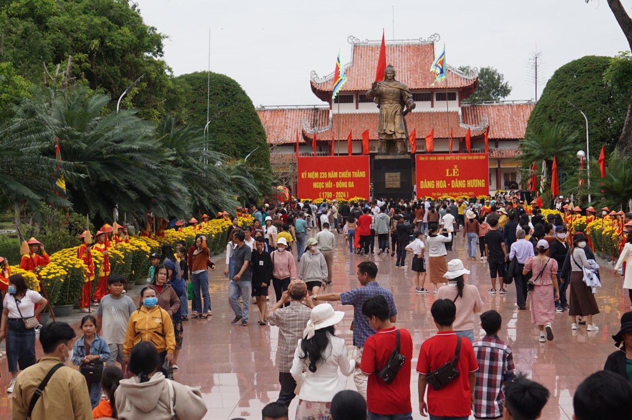 Khách du lịch đến thăm quan Bảo tàng Quang Trung trong dịp Tết Nguyên đán Giáp Thìn