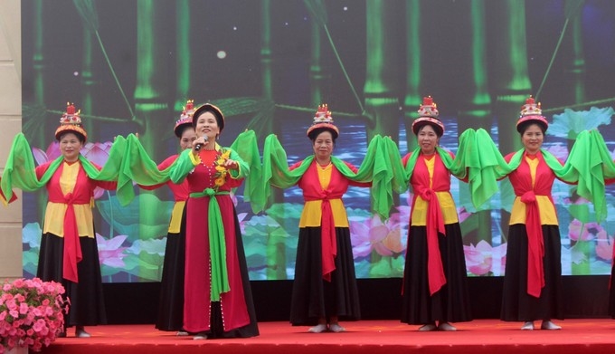 Đội văn nghệ múa đèn chạy chữ làng Nhân Cao biểu diễn tiết mục ""Múa đèn xếpy chữ". Ảnh: Hoa Mai - TTXVN