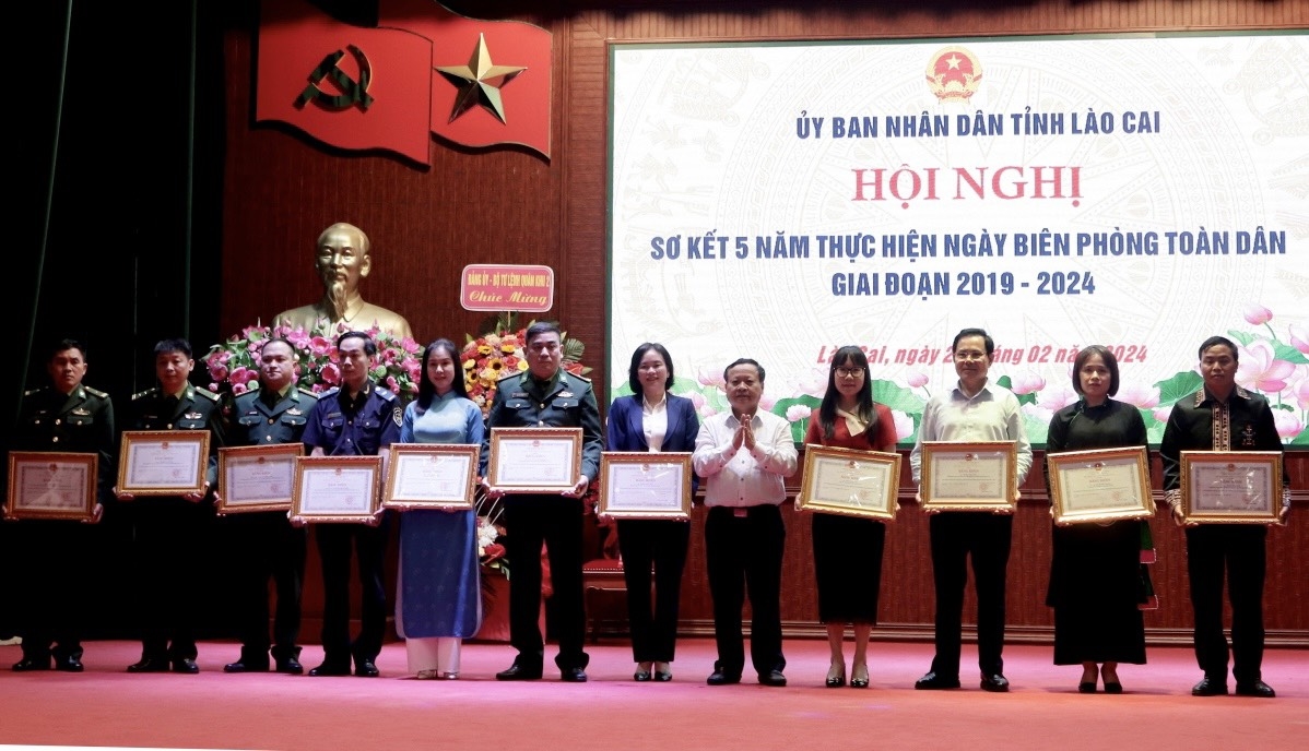 Lãnh đạo tỉnh Lào Cai trao bằng khen của Chủ tịch UBND tỉnh cho các tập thể và cá nhân có thành tích xuất sắc trong phong trào thi đua thực hiện Ngày Biên phòng toàn dân giai đoạn 2019-2024. Ảnh: Linh Vũ