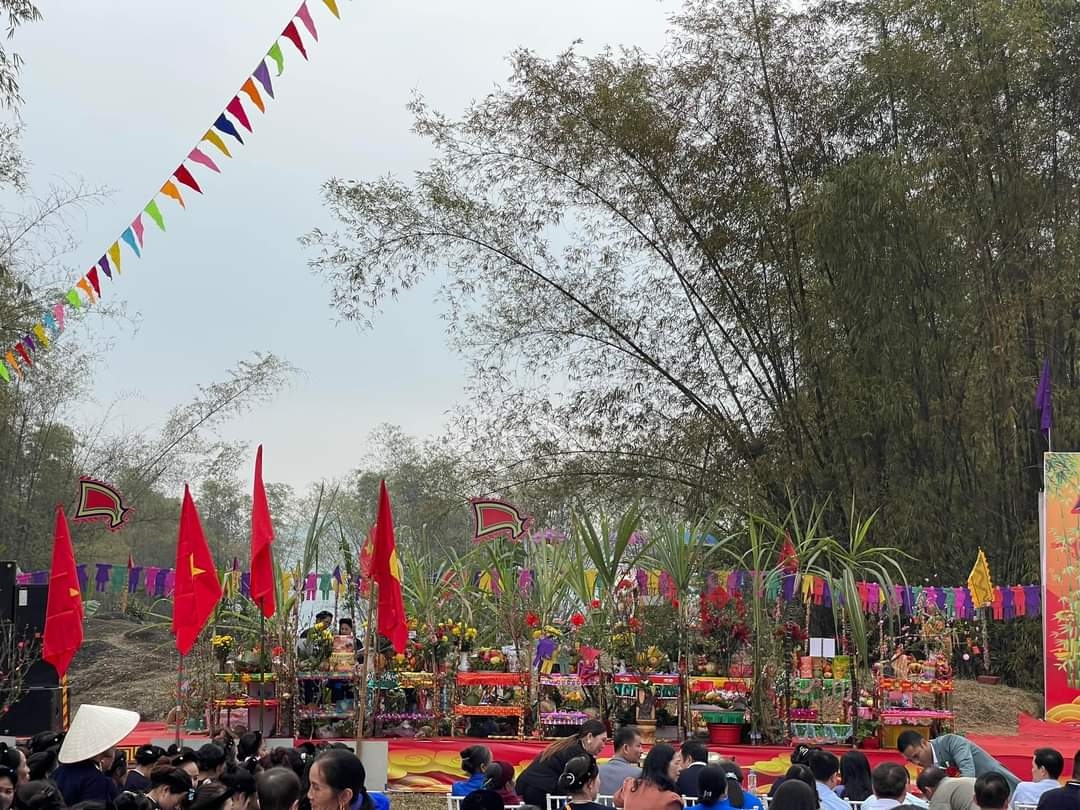Hằng năm cứ đến ngày 12 tháng Giêng (âm lịch), nhân dân xã Đại Đồng lại tưng bừng tổ chức lễ hội Bủng Kham, quy tụ người dân ở 17 thôn về dự hội, dâng lên các vị thần linh những hương hoa, sản vật và tổ chức các trò chơi dân gian
