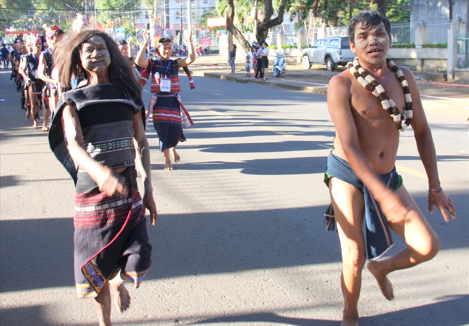 Pram và Pơtual (người múa hề) diễn xuất trên đường phố mùa lễ hội.