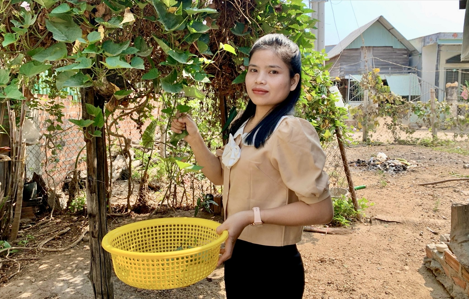 Nữ thanh niên dân tộc Gia Rai Siu H’Hoa gác lại công việc, viết đơn tình nguyện đăng ký tham gia nghĩa vụ quân sự