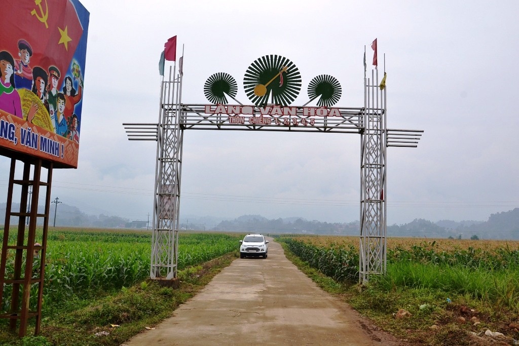 Đường vào thôn văn hóa ở xã Võ Lao