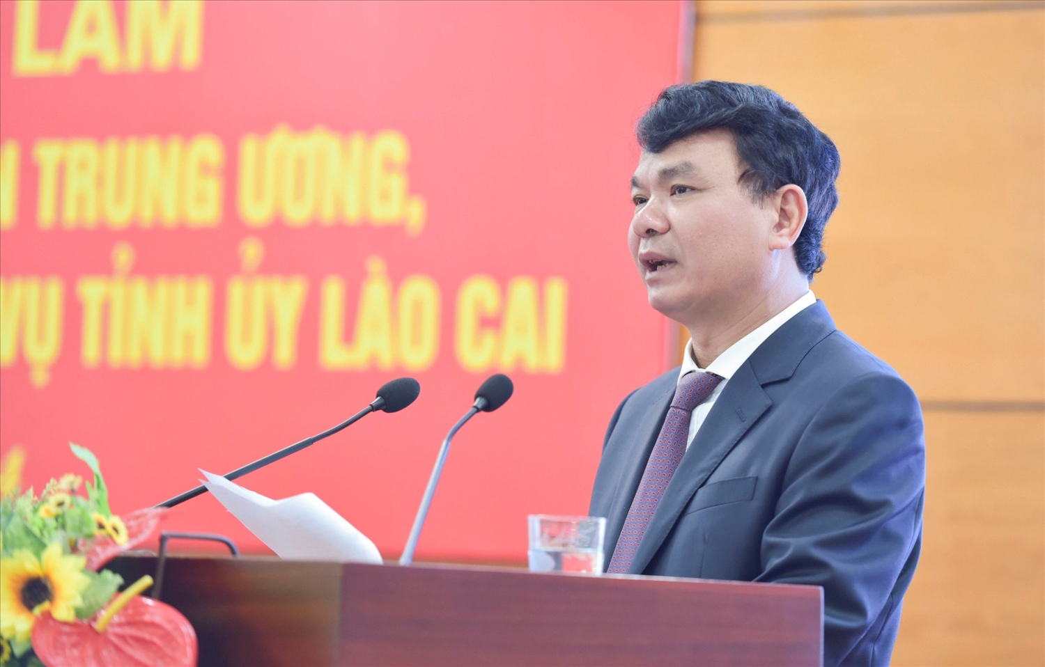 Bí thư tỉnh ủy Lào Cai Đặng Xuân Phong báo cáo tình hình phát triển kinh tế - xã hội của địa phương với Đoàn công tác