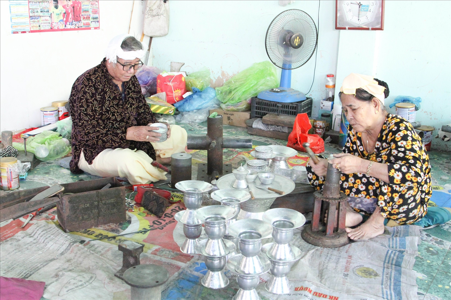 Vợ chồng nghệ nhân Đàng Thị Mỹ Trâm gắn bó với nghề chạm bạc thủ công ở làng Bàu Trúc từ hàng vài chục năm nay. 