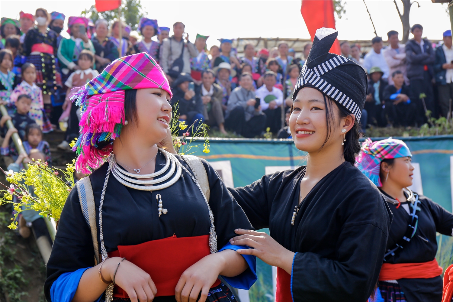 Các cô gái Mông duyên dáng trong ngày hội.