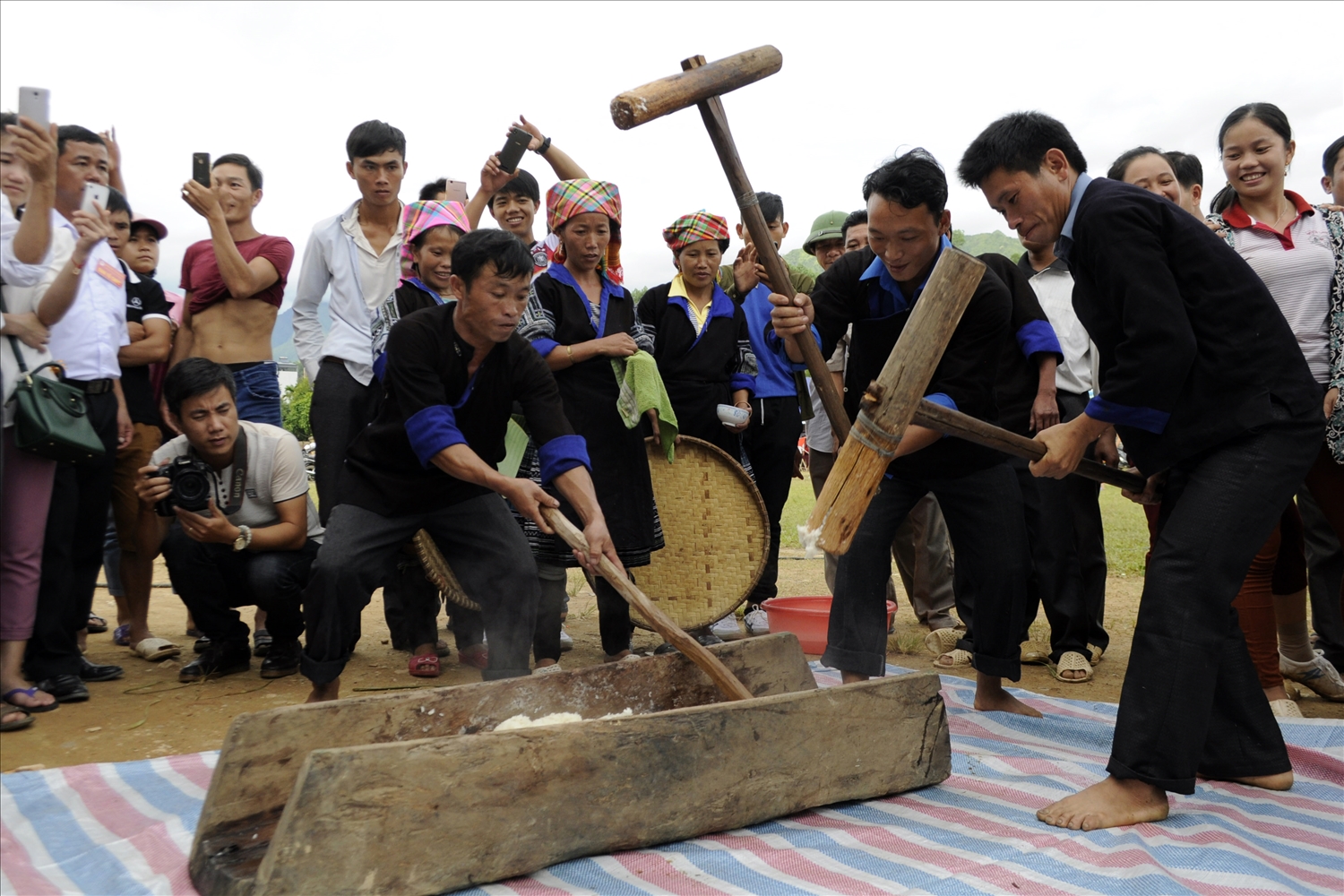 Thi giã bánh dày không thể thiếu trong Lễ hội Gầu Tào truyền thống.