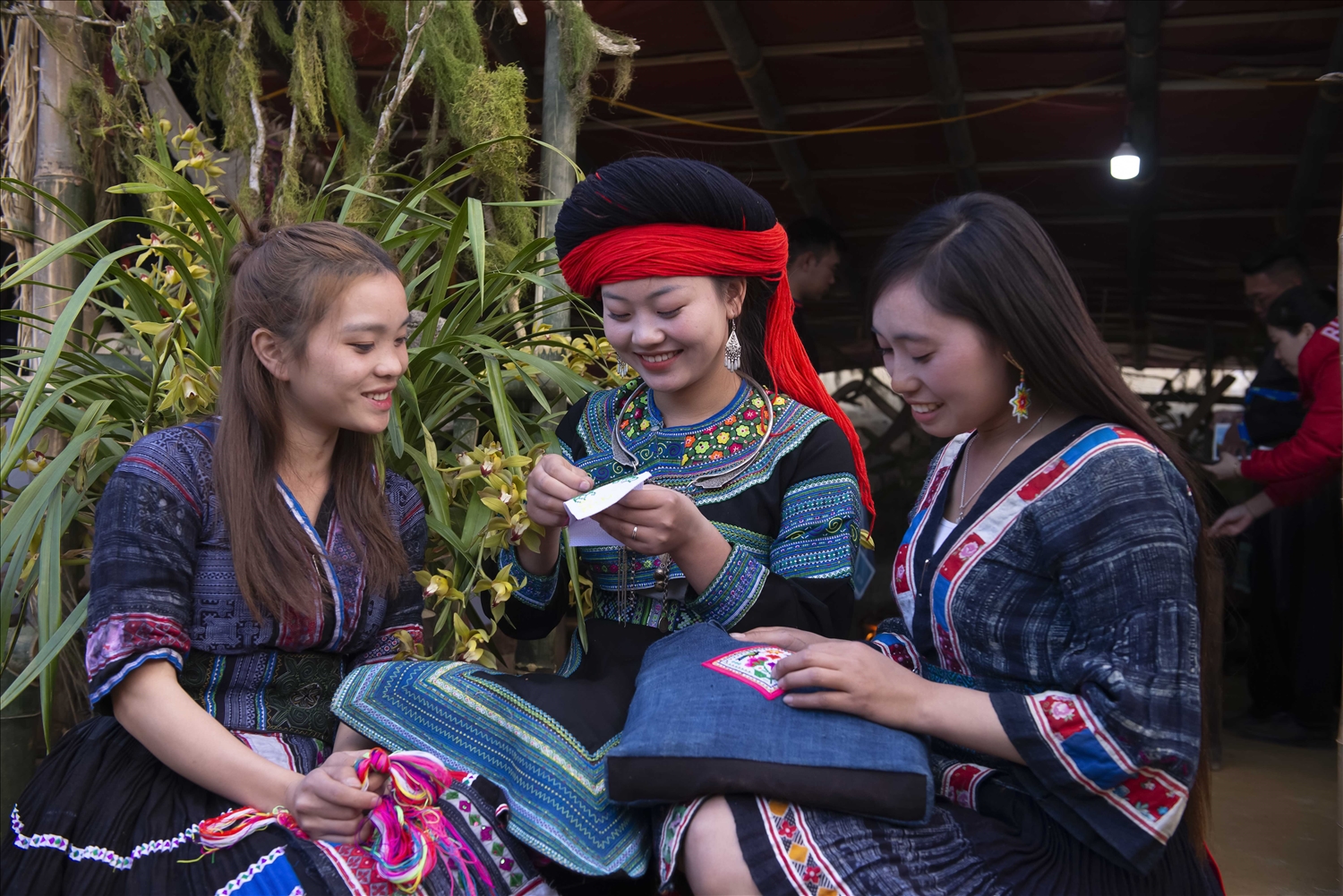  Các thiếu nữ Mông trổ tài thêu thùa tại không gian văn hóa.