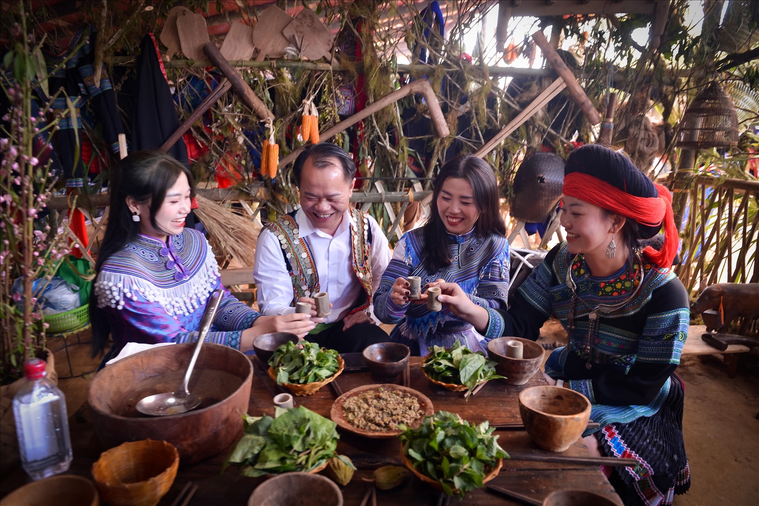 Du khách được thưởng thức nhạc cụ và ẩm thực tại không gian văn hóa của người Mông.