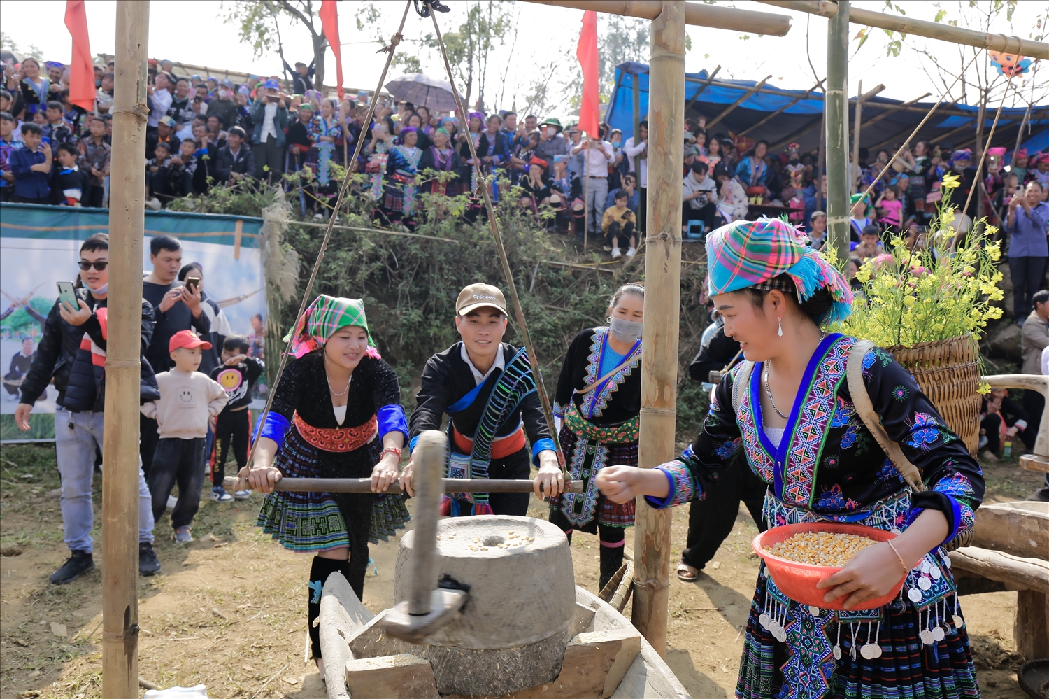 Thi giã xay ngô nấu mèn mén tại Lễ hội Gầu Tào xã Tả Lèng (huyện Tam Đường)
