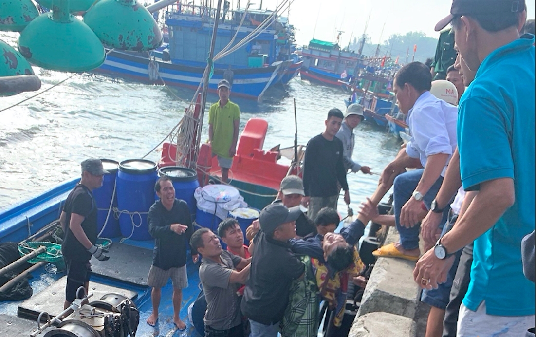 Lực lượng chức năng đưa ngư dân bị thương lên bờ đi cấp cứu