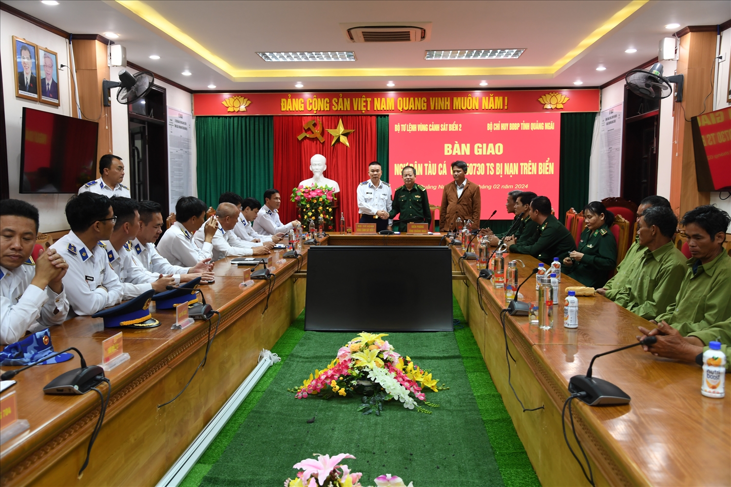 Bộ Tư lệnh Vùng Cảnh sát biển và Bộ đội Biên phòng tỉnh Quảng Ngãi gặp gỡ các nạn nhân. (Ảnh Vùng Cảnh sát biển 2 cung cấp)
