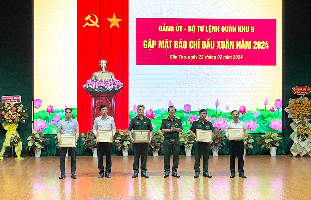 Thiếu tướng Hồ Văn Thái - Bí thư Đảng ủy, Chính ủy Bộ Tư lệnh Quân khu 9 trao Bằng khen đến các tập thể