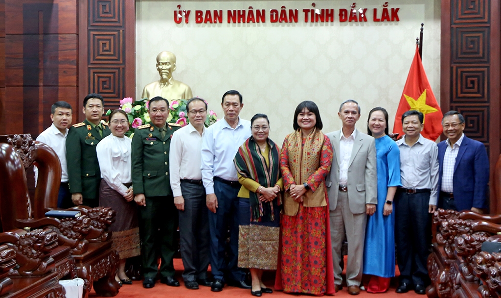 Phó chủ tịch UBND tỉnh Đắk Lắk H’Yim Kđoh làm việc với Đoàn công tác của Đại sứ quán Lào tại Việt Nam và Tổng Lãnh sự quán Lào tại thành phố Đà Nẵng (ảnh: Tuấn Hải)